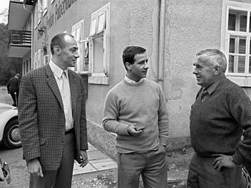 Die ersten Literaten sind zur Tagung der "Gruppe 47" am 5. Oktober 1967 vor der Pulvermühle in Waischenfeld/Oberfranken eingetroffen: Klaus Röhler, Günter Herburger und der Vorsitzende der Gruppe, Hans Werner Richter (v. l.) Foto: Archiv, dpa.