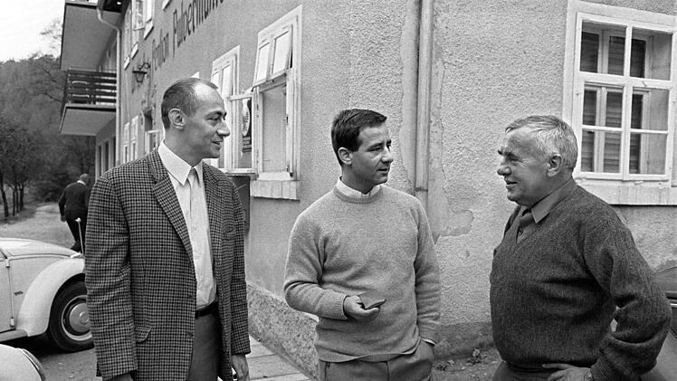 Die ersten Literaten sind zur Tagung der "Gruppe 47" am 5. Oktober 1967 vor der Pulvermühle in Waischenfeld/Oberfranken eingetroffen: Klaus Röhler, Günter Herburger und der Vorsitzende der Gruppe, Hans Werner Richter (v. l.) Foto: Archiv, dpa.