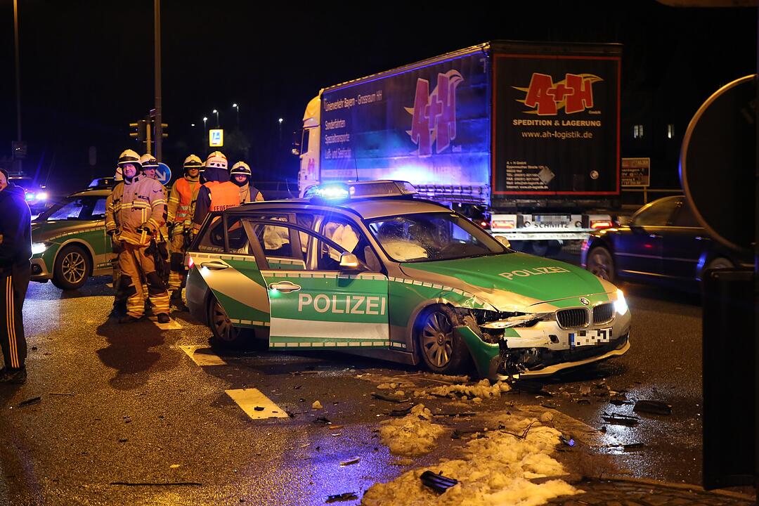 Frontalzusammenstoß mit einem Polizeiwagen in Hof