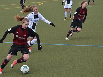 FCN-Stürmerin Steffi Köhler (vorne) hatte gegen Spitzenreiter SC Freiburg einen schwierigen Stand.  Foto: Jürgen Valentin