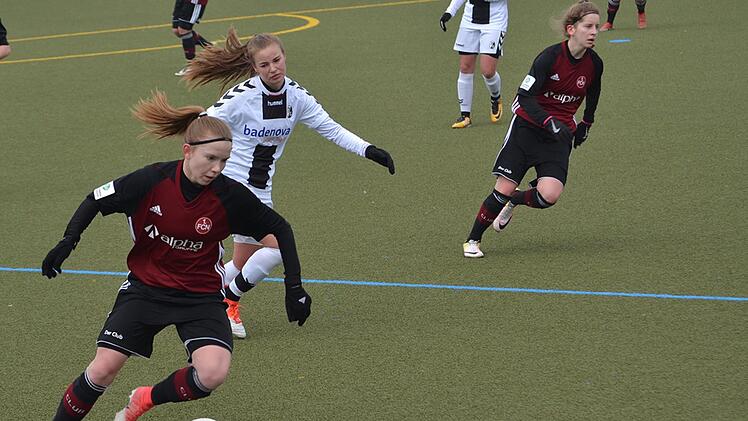 FCN-Stürmerin Steffi Köhler (vorne) hatte gegen Spitzenreiter SC Freiburg einen schwierigen Stand.  Foto: Jürgen Valentin