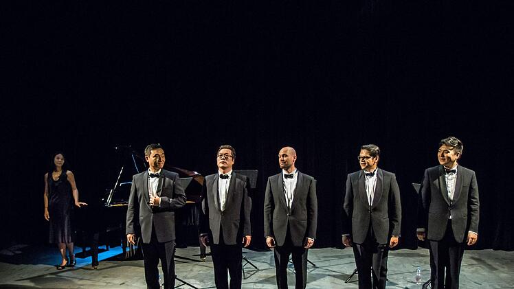 "Love of Autumn": Mit einem Liederabend begeistern fünf Sänger aus den Reihen des Landestheater-Chores bei einem Liederabend in der Reithalle. Am Klavier begleitete Mina Kim.Foto: Jochen Berger