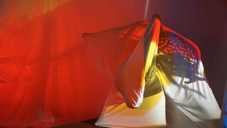 Mit farbigen Folien und unterschiedlichen Gegenständen auf dem  Overheadprojektor wurde die Darbietung der Tänzer untermalt. Foto: Marion Eckert