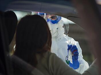 Auch im Landkreis Roth gibt es Infektionen mit dem Coronavirus. Symbolbild: María José López/Europa Press/dpa