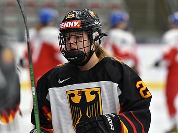 Stürmerin Nina Christof im Nationaldress bei der Eishockey-WM  in Kanada. Foto: Deutscher Eishockeybund