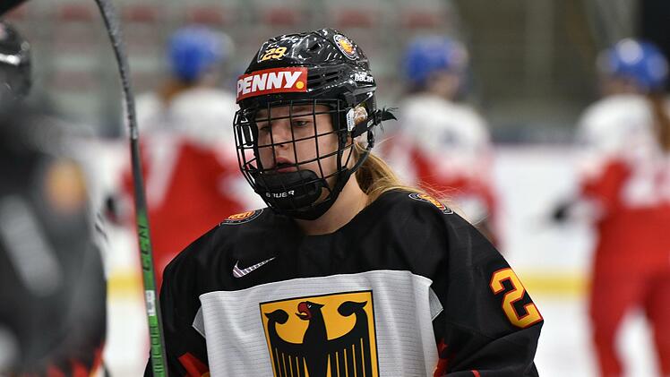 Stürmerin Nina Christof im Nationaldress bei der Eishockey-WM  in Kanada. Foto: Deutscher Eishockeybund
