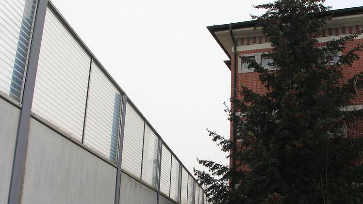 Stadt- und Kreisräte machten sich am Dienstag ein Bild vom Lärmschutz an der Adalbert Stifter Schule.  Foto: Roepert