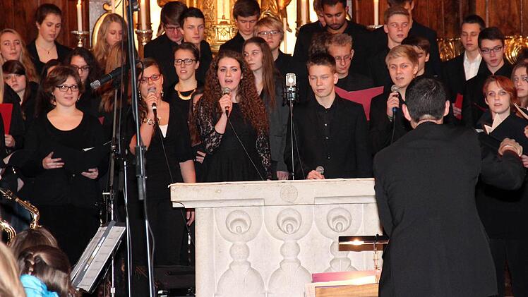 hinter dem Altar stehen einige Solisten der Jazzmesse