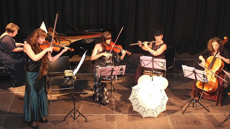 Das Damensalonorchester "Bella Donna" verbindet Literarisches und Musikalisches mit tierischem Humor. Fotos: Johanna Blum