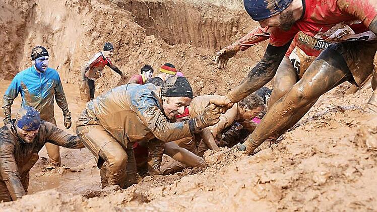 Wer beim Extremlauf Braveheart-Battle mitmacht, muss vor allem Matsch und kaltes Wasser durchqueren. Archivfoto: Barbara Herbst