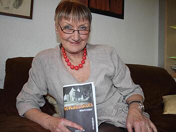 Renate Eckert mit ihrem Novemberfeuer.  Foto: Susanne Wiedemann