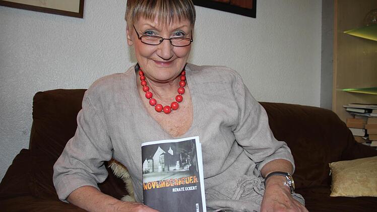 Renate Eckert mit ihrem Novemberfeuer.  Foto: Susanne Wiedemann
