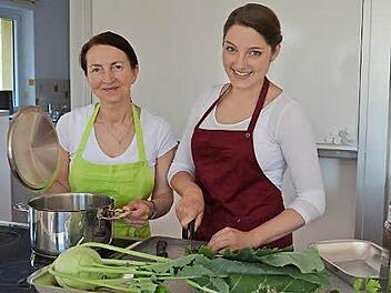 Sonja Wicklein und Greta Albrecht treten in ihrer Ausbildung nun den Endspurt an. Im Juli sind Pr&uuml;fungen. Foto: privat