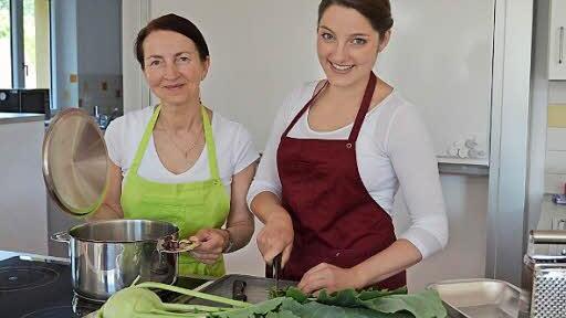 Sonja Wicklein und Greta Albrecht treten in ihrer Ausbildung nun den Endspurt an. Im Juli sind Pr&uuml;fungen. Foto: privat