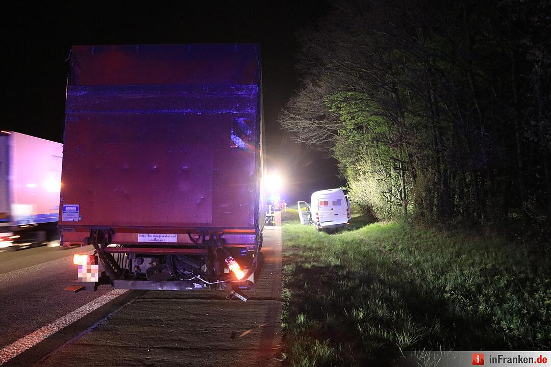 A3: Kleintransporter fährt auf Lkw auf – Fahrer wird schwer verletzt