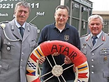 Soldaten müssen zusammenhalten, dachten sich (von links) der Vorsitzende der Reservistenkameradschaft, Günter Limmer, Jörn Hottung von der Marinekameradschaft und Gerhard Ködel, der in beiden Vereinigungen Mitglied ist. Foto: Sonny Adam