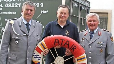 Soldaten müssen zusammenhalten, dachten sich (von links) der Vorsitzende der Reservistenkameradschaft, Günter Limmer, Jörn Hottung von der Marinekameradschaft und Gerhard Ködel, der in beiden Vereinigungen Mitglied ist. Foto: Sonny Adam