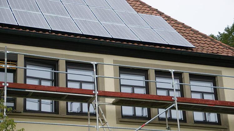 Die Photovoltaikanlage auf dem Dach des Rathauses arbeitet bereits; im Obergeschoss werden die neuen Fenster eingebaut.