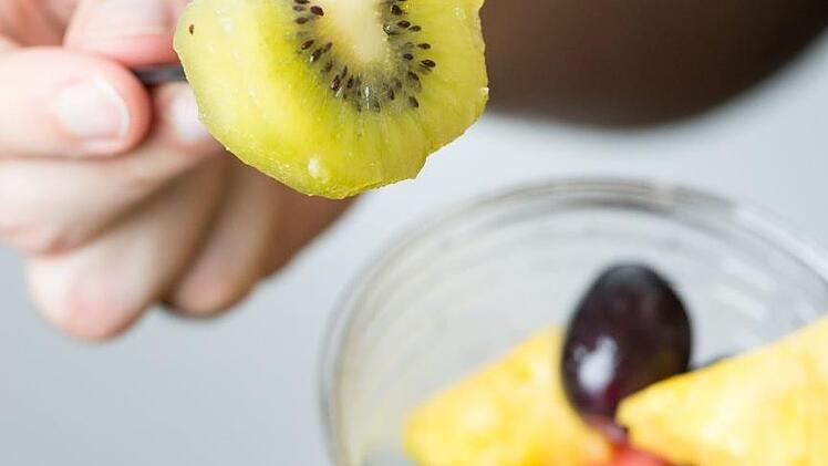 Es ist praktisch und spart Zeit: geschnittenes Obst und Gemüse aus dem Kühlregal. Doch in den Verpackungen können  Krankheitserreger stecken. Foto: Franziska Gabbert/dpa