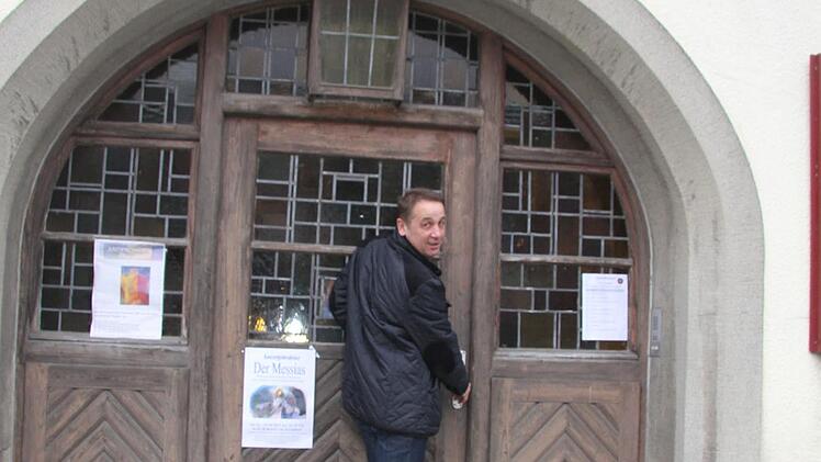 Auch Bürgermeister Bernd Steinhäuser darf das Schwarze Ross nicht mehr betreten, denn es ist akut einsturzgefährdet. Bereits nächste Woche beginnt die Verfüllung der Keller - jetzt stellte Architekt Florian Kirfel Sanierungs- und Umbauvarianten vor