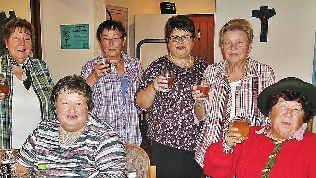 Mit einem Glas Federweißen stoßen (stehend von links) Erika Fürst, Helga Müller, Elke Motschmann und Roswitha Lück vom Leitungsteam auf ein gutes Gelingen des Oktoberfestes an.  Foto: Bernd Kleinert