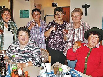 Mit einem Glas Federwei&szlig;en sto&szlig;en (stehend von links) Erika F&uuml;rst, Helga M&uuml;ller, Elke Motschmann und Roswitha L&uuml;ck vom Leitungsteam auf ein gutes Gelingen des Oktoberfestes an.  Foto: Bernd Kleinert