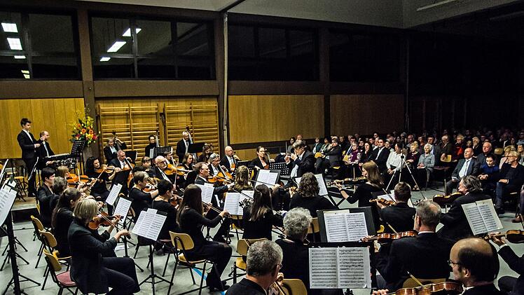 Viel Beifall gab es in Neustadt für die Uraufführung der 2. Sinfonie des in Ahorn lebenden Komponisten Gerhard Deutschmann. Umjubelte Solistin beim Konzert der Musikfreunde unter Leitung von Hans Stähli war die Cellistin  Hanna Pyrozhkova.Foto: Jochen Berger