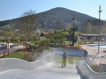 Die Saisonvorbereitung im Freibad in Ebermannstadt l&auml;uft. Foto: Stadtwerke