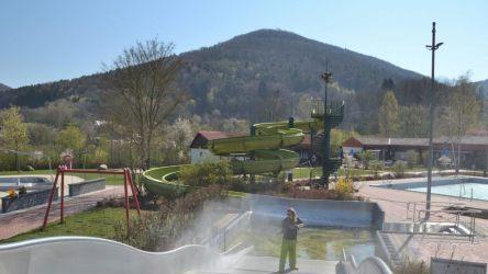 Die Saisonvorbereitung im Freibad in Ebermannstadt l&auml;uft. Foto: Stadtwerke