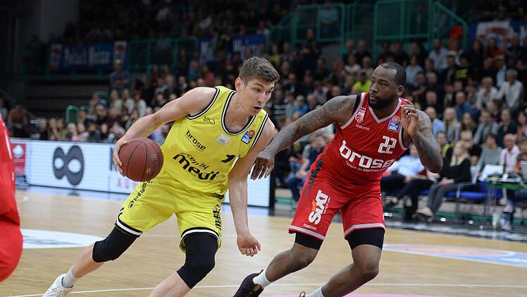Andreas Seiferth überläuft den Bamberger Cliff Alexander. Foto: Peter Mularczyk