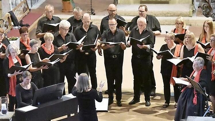 Der ökumenische Kirchenchor unter der Leitung von Kerstin Wrzosok in der Marienkirche Königsberg  Foto: sn