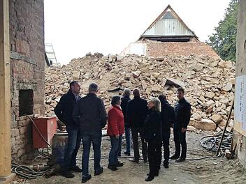 Der Knetzgauer Bauausschuss konnte sich beim Ortstermin einen Eindruck vom Baufortschritt des Projektes "Schwarzer Adler" in Westheim machen. Bei den bereits erfolgten Abbrucharbeiten f&uuml;r ein Nebengeb&auml;ude ist ein altes Kellergew&ouml;lbe mit einer Treppe freigelegt worden.
