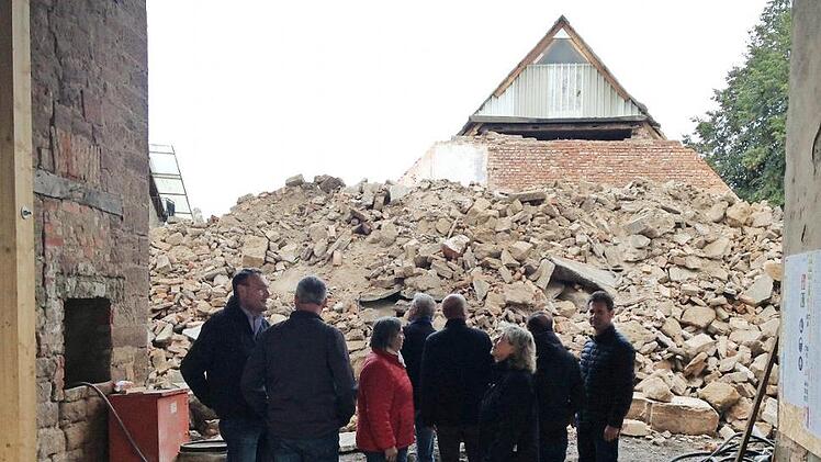 Der Knetzgauer Bauausschuss konnte sich beim Ortstermin einen Eindruck vom Baufortschritt des Projektes "Schwarzer Adler" in Westheim machen. Bei den bereits erfolgten Abbrucharbeiten f&uuml;r ein Nebengeb&auml;ude ist ein altes Kellergew&ouml;lbe mit einer Treppe freigelegt worden.
