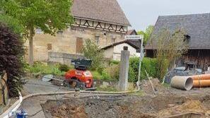 Die  vielen Leitungen  im Untergrund verkomplizieren die Baustelle in Schwarzach. Foto: privat