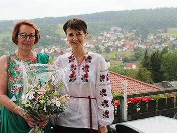 Auch bei verregnetem Wetter ist der Ausblick schön. Hannelore Baier (links) verabschiedet sich von ihrer Sonnenkanzel. Valentyna Bader führt Pension und Café weiter. Foto: Julia Raab