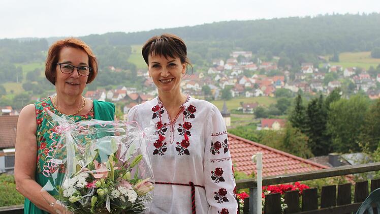 Auch bei verregnetem Wetter ist der Ausblick schön. Hannelore Baier (links) verabschiedet sich von ihrer Sonnenkanzel. Valentyna Bader führt Pension und Café weiter. Foto: Julia Raab