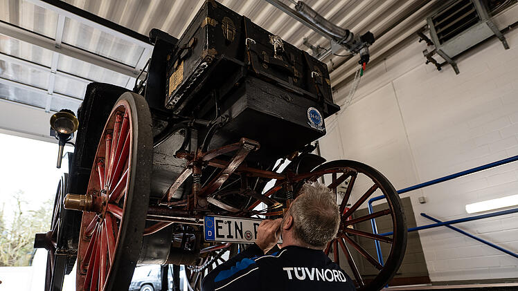 Benz Victoria Nummer 99 kommt auf den TÜV-Prüfstand