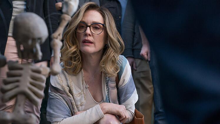 Ein Stra&szlig;enk&uuml;nstler erregt Glorias (Julianne Moore) Aufmerksamkeit.