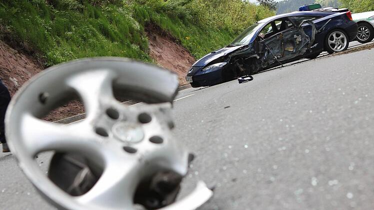 Totalschaden: Die linke Fahrzeugseite des Toyota Celica zeugt vom Zusammenprall mit dem Bus. Fotos: Jan Koch