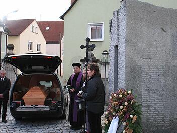 Der Sarg mit dem Verstorbenen wurde vom Schoah-Denkmal zum Friedhof gefahren. Fotos: Evi Seeger