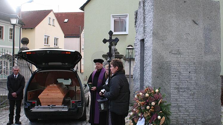 Der Sarg mit dem Verstorbenen wurde vom Schoah-Denkmal zum Friedhof gefahren. Fotos: Evi Seeger