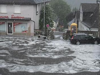 In der "Daums-Kurve" staute sich das Wasser nach dem Hagel zu einem kleinen See auf. Fotos: Norbert Neugebauer/Michael Wunder/Carolin Hucke/Stephi Creel