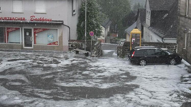 In der "Daums-Kurve" staute sich das Wasser nach dem Hagel zu einem kleinen See auf. Fotos: Norbert Neugebauer/Michael Wunder/Carolin Hucke/Stephi Creel