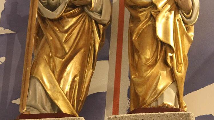 Die Heiligenfiguren Paulus und Petrus kommen im Altarraum zu neuen Ehren. Foto: Sonja Adam
