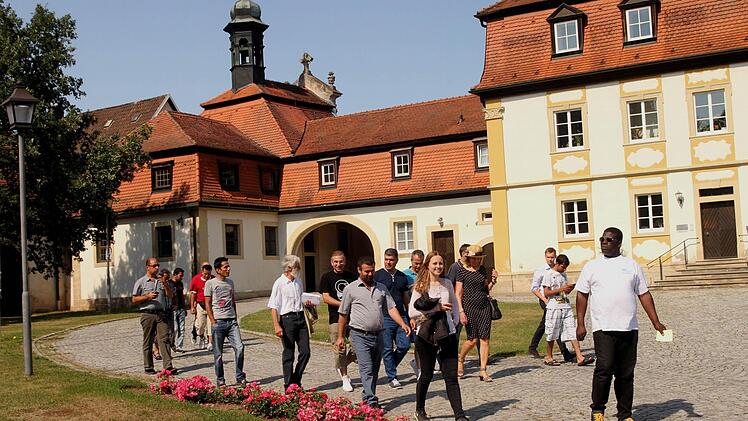 Von ihrer Aufnahme im Schloss Gleisenau zeigten sich die Männer aus Syrien und Afghanistan sehr zufrieden. Hier bei einem Spaziergang über die Anlage. Foto: Günther Geiling