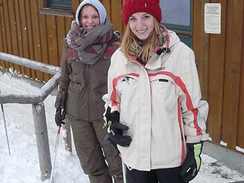 Stella und Sabrina genießen den Skitag in Muggendorf. Foto: Paul Pöhlmann