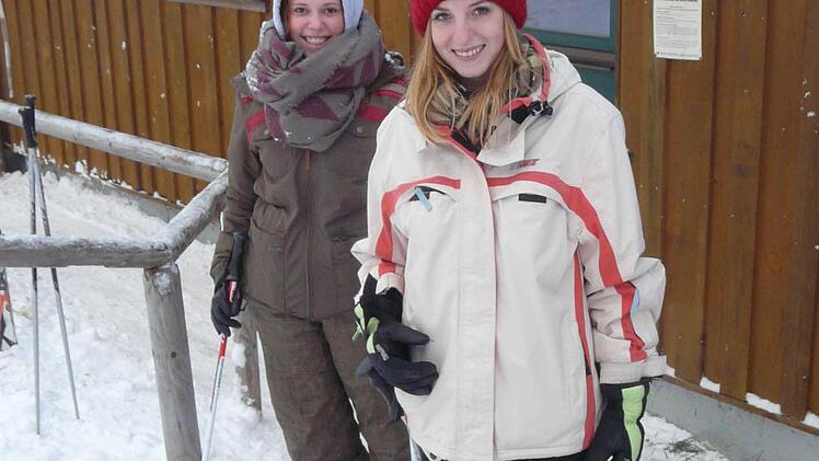 Stella und Sabrina genießen den Skitag in Muggendorf. Foto: Paul Pöhlmann