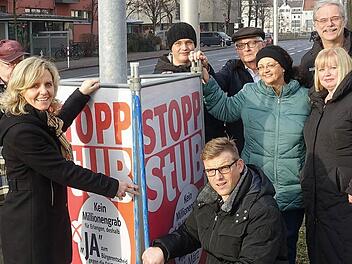 Alexandra Wunderlich (vorne links) und ihre Mitstreiter wollen die Erlanger auch mit Plakaten motivieren, gegen eine Realisierung der StUB zu stimmen. Foto: CSU