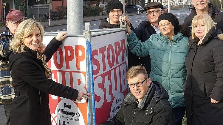 Alexandra Wunderlich (vorne links) und ihre Mitstreiter wollen die Erlanger auch mit Plakaten motivieren, gegen eine Realisierung der StUB zu stimmen. Foto: CSU