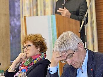 Nachdenkliche Gesichert machen Monika Hohlmeier und Hans Rebelein, während der Rede von Gerhard Ehrlich bei der Kreisversammlung des Bauernverbands. Foto: Gabi Bertram